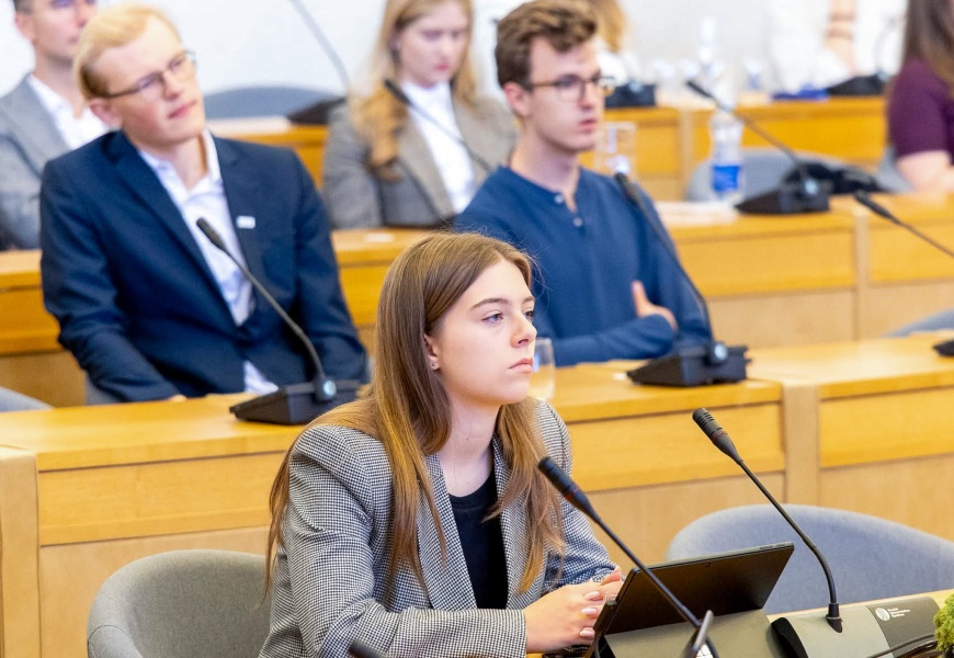 „Moksleiviai – į Vyriausybę“: projektas, ugdantis pilietiškumą ir padedantis suprasti, kiek daug galime prisidėti prie šalies gerovės „Moksleiviai – į Vyriausybę“: projektas, ugdantis pilietiškumą ir padedantis suprasti, kiek daug galime prisidėti prie šalies gerovės
