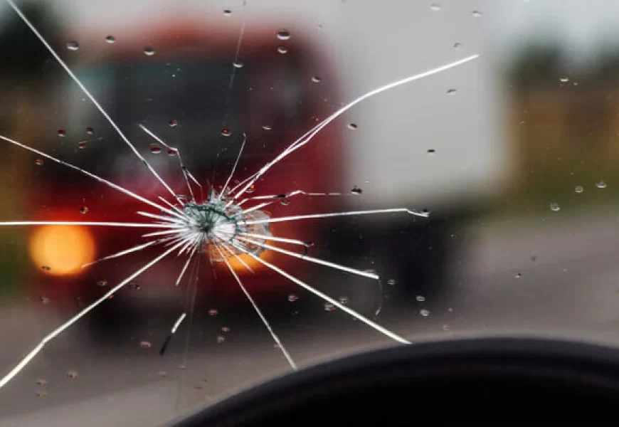 Naktinis išpuolis Alytuje: automobilis apipiltas pamazgomis ir apmėtytas akmenimis Naktinis išpuolis Alytuje: automobilis apipiltas pamazgomis ir apmėtytas akmenimis