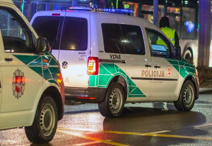 Neblaivus karys įsibrovė į Užimtumo tarnybą Alytuje – dužo langas, byla pradėta