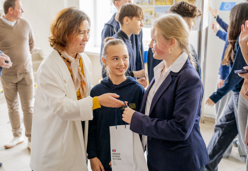 Alytaus Dzūkijos mokykloje viešėjo Prancūzijos ambasadorė Lietuvoje