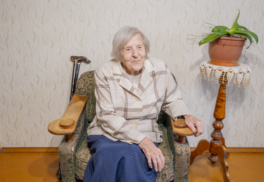 Šimtametė alytiškė Ona Juodzevičienė dar pati ir apsiperka: „Į lauką išeinu, tik sunku į penktą aukštą užlipti“