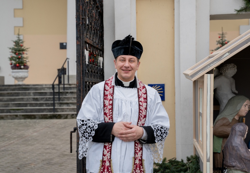 Alytaus Šv. Liudviko parapijos klebonas Marius Talutis: „Didysis Kalėdų menas – daugybėje triukšmo atrasti tylą ir buvimo kartu džiaugsmą“