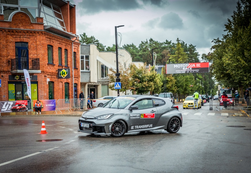 Alytuje startuos „Street race“ sezonas: greitis, naktinis šou ir naujojo „Toyota RAV4“ pristatymas