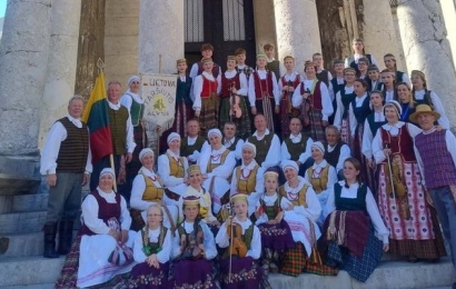 Įspūdinga Lietuvos folkloro ir šokio kelionė per Europą: kai šoka širdys ir skamba Adrijos bangos!