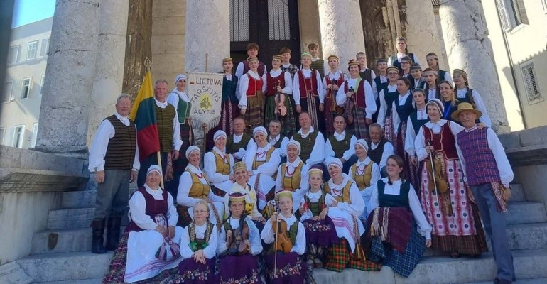 Įspūdinga Lietuvos folkloro ir šokio kelionė per Europą: kai šoka širdys ir skamba Adrijos bangos!