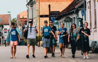 Lietuvos jaunimas kviečiamas dalyvauti nemokamoje tarptautinėje medijų stovykloje Latvijoje „Young Media Sharks“