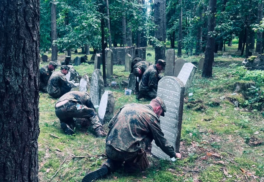 „Maceva“ savanoriai tęsia darbus senosiose Merkinės žydų kapinėse
