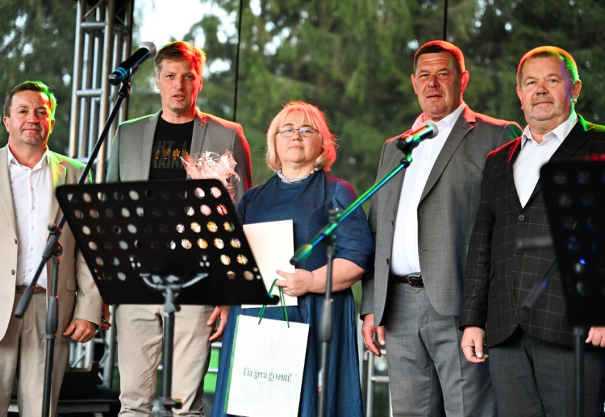 Ąžuoliniuose nuaidėjo vasaros šventė Ąžuoliniuose nuaidėjo vasaros šventė