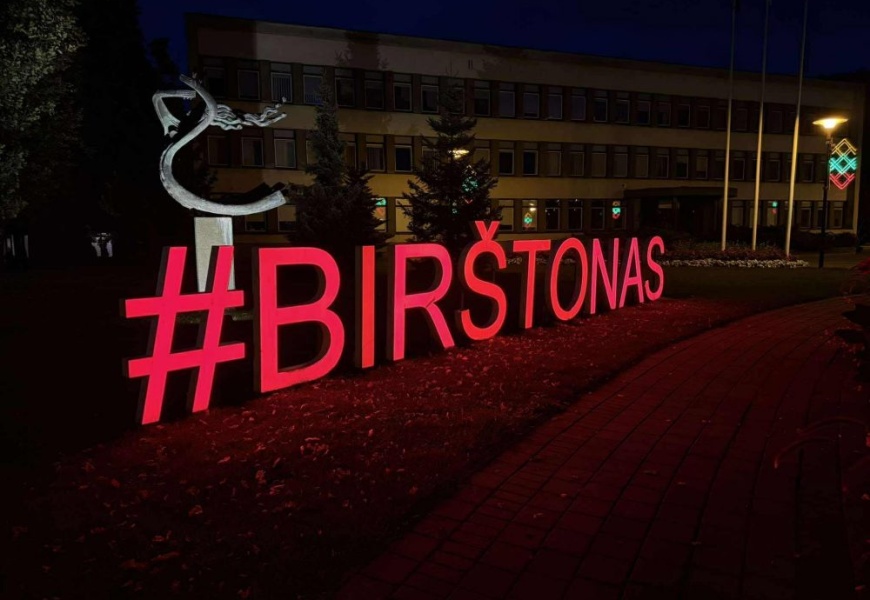 Rugsėjo 3-iosios naktį Birštono objektai nušvis raudonai – vaikų vilties ir palaikymo ženklu Rugsėjo 3-iosios naktį Birštono objektai nušvis raudonai – vaikų vilties ir palaikymo ženklu