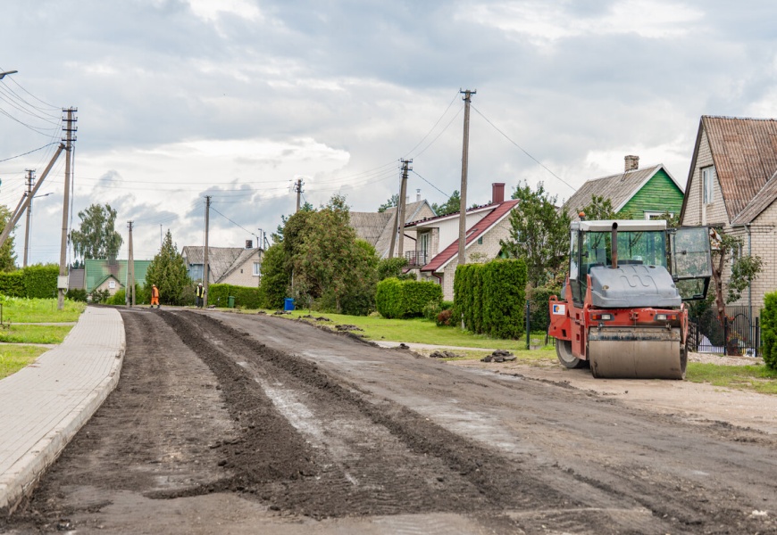 Tęsiami gatvių infrastruktūros gerinimo darbai – šįkart jie vyksta Draugystės g., Lazdijuose Tęsiami gatvių infrastruktūros gerinimo darbai – šįkart jie vyksta Draugystės g., Lazdijuose