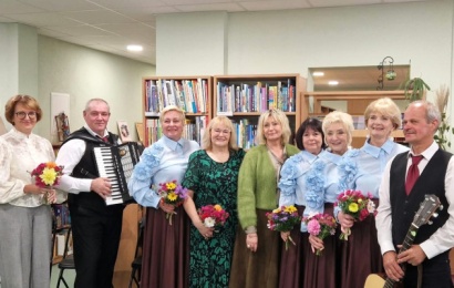 Eilėmis ir melodijomis į širdį – jauki rudens popietė Vidzgirio bibliotekoje Eilėmis ir melodijomis į širdį – jauki rudens popietė Vidzgirio bibliotekoje