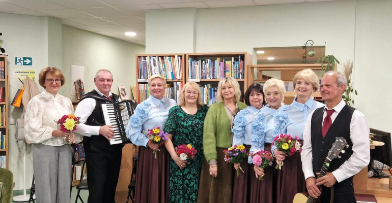 Eilėmis ir melodijomis į širdį – jauki rudens popietė Vidzgirio bibliotekoje