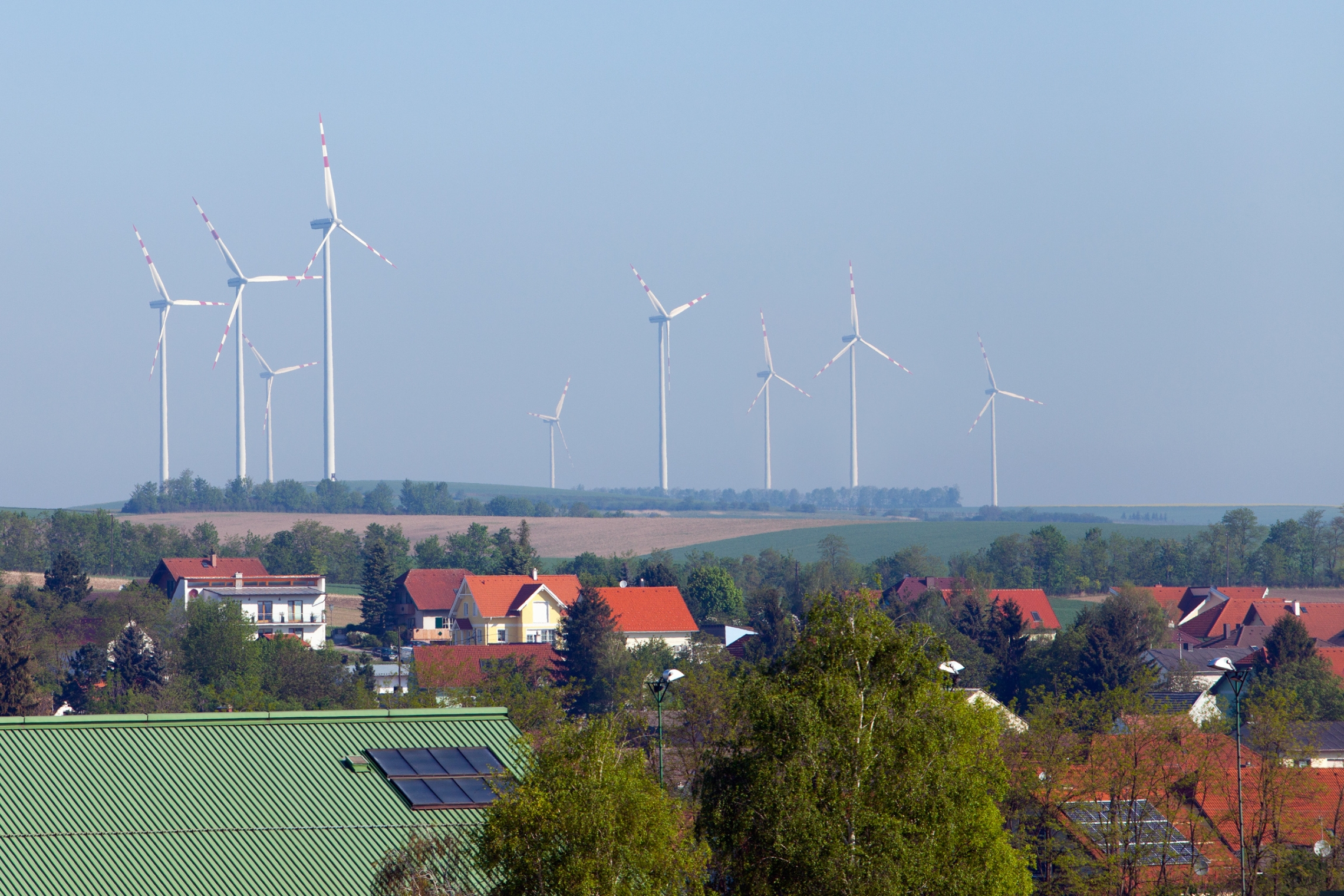 Vėjo elektrinės netoli gyvenvietės
