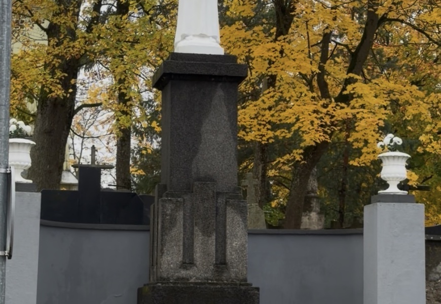 Kai užgęsta Vėlinių žvakės: rūpestis artimųjų kapais tęsiasi ir po šventės
