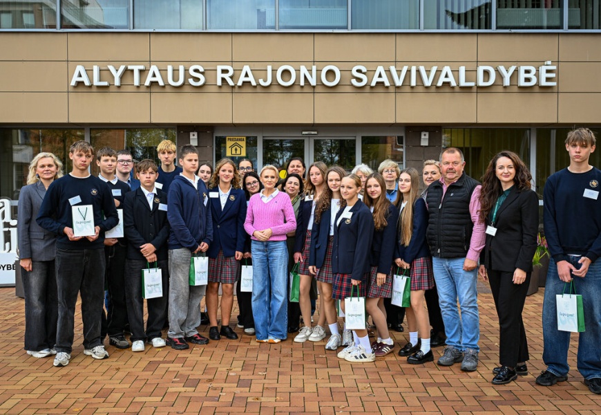 Alytaus rajono vadovų kėdes „matavosi“ Simno gimnazistai