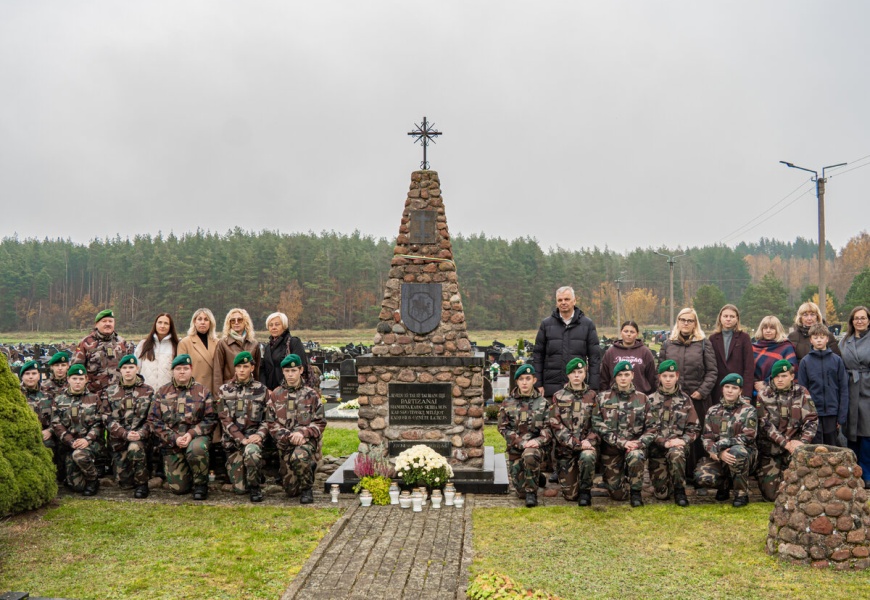 Savivaldybės vadovai aplankė už Lietuvos laisvę žuvusių ir Lazdijų kraštui nusipelniusių žmonių amžino poilsio vietas Savivaldybės vadovai aplankė už Lietuvos laisvę žuvusių ir Lazdijų kraštui nusipelniusių žmonių amžino poilsio vietas