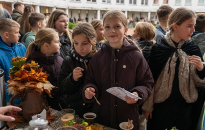 Mokiniai ir bendruomenės nariai rudens šventėje Alytaus Likiškėlių progimnazijoje