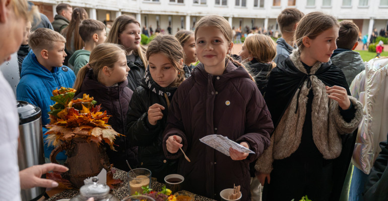 Mokiniai ir bendruomenės nariai rudens šventėje Alytaus Likiškėlių progimnazijoje