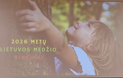 2026 metų Lietuvos medžio rinkimų iliustracija: vaikas apkabina medį