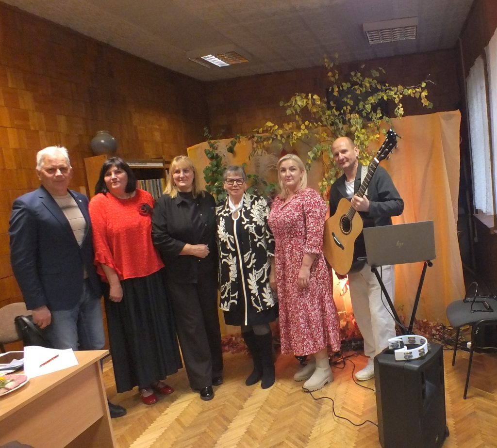 Poezijos ir muzikos popietės dalyviai Vankiškių bibliotekoje; vienas dalyvis laiko gitarą.